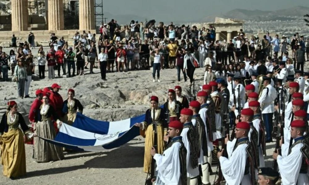 Η έπαρση της σημαίας στην Ακρόπολη για τα 80 χρόνια από την απελευθέρωση από τους Ναζί